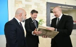 Prezidentə maraqlı hədiyyələr təqdim edildi - FOTO