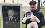 Nəvəsi və oğlu Milli Qəhrəmanın məzarı başında
