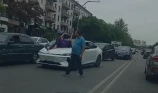 Bakıda avtomobilin üzərinə uzanan qadınla bağlı RƏSMİ AÇIQLAMA