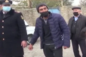 3 uşaq anasını öldürən ərin cinayət işi: “Bıçağı xirtdəyindən soxdum, özü çıxartdı” - FOTO