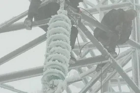 Şuşada buz bağlayan yüksəkgərginlikli elektrik xətti təmizləndi - FOTO