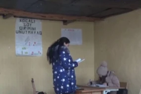 Şəkidəki məktəbdə şagirdlərə ilanlarla birlikdə dərs keçilir - VİDEO