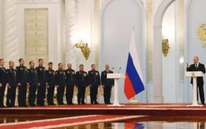 Putin bu əsgərlərə medal verdi - FOTO