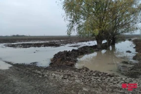 Tərtərdə su kanalı uçdu - Kənddə həyətləri və əkin sahələrini su basdı - FOTO