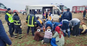 Kənd təsərrüfatı işçilərini daşıyan mikroavtobus aşdı: Çox sayda yaralı var -VİDEO