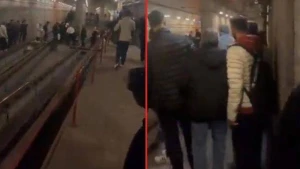 Metroda maraqlı görüntü: Vətəndaşlar relslərə enib  piyada getməli oldular -VİDEO