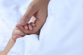 Abşeronda bir yaşlı körpə ikinci mərtəbədən yıxıldı