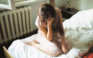 3 uşaq anasını bıçaqlayan 15 yaşlı oğlana HÖKM OXUNDU