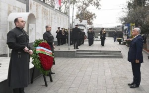 Əli Əsədov Tbilisidə Qəhrəmanlar abidəsini ziyarət etdi