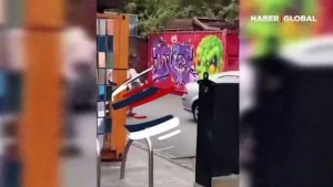 Sahibinin küçənin ortasında dava etməsinə  əsəbiləşən it bu şəkildə müdaxilə etdi