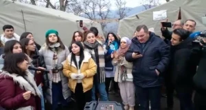 Xankəndi-Laçın yolunda aksiya iştirakçıları sülhməramlıların qarşısında \"Qarabağ\" mahnısını ifa ediblər - VİDEO