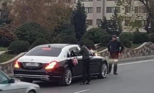 Bakıda toy karvanında TƏHLÜKƏLİ ANLAR: Özlərini gəlin maşınının qabağına atdılar - ANBAAN VİDEO