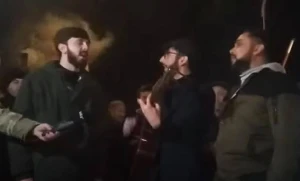 Xankəndi-Laçın yolunda aksiya iştirakçıları vətənpərvərlik ruhunda mahnılar ifadə edirlər