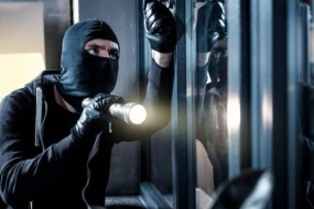 Bakıda evlərdən 100 min manatlıq oğurluq edən şəxs hakim qarşısına çıxacaq