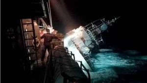 Döyüş gəmisi batdı: Çox sayda əsgər itkin düşdü -ANBAAN VİDEO