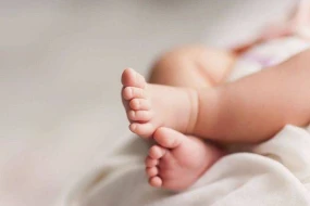 Bakıda küçəyə atılan üç aylıq körpənin anası ilə bağlı AÇIQLAMA - YENİLƏNDİ + VİDEO