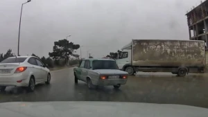 Narkotik qəbul edən sürücü qəza törətdi - VİDEO