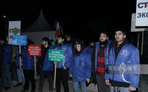 Xankəndi-Laçın yolundakı etirazçılar vətənpərvərlik ruhunda mahnılar ifa edirlər - VİDEO