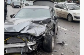 Bakıda \"Prius” “BMW”ni yararsız hala saldı - VİDEO