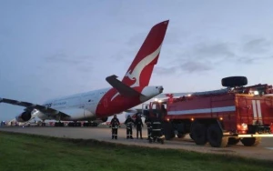 Londona uçan təyyarə Bakıda təcili eniş etdi - FOTOLAR