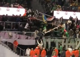 İdman kompleksinin tribunası çökdü - Çox sayda yaralı var