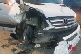 Abşeronda mikroavtobus minik avtomobili ilə toqquşdu - FOTOLAR