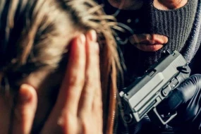 Oğrular girdikləri evdə 4-ü uşaq olmaqla 8 nəfəri güllələdilər - Donetskdə DƏHŞƏT