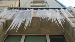 Üstünə buz parçası düşən uşağın qolu sındı