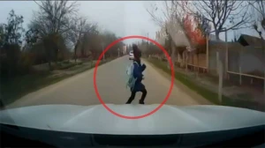 Yolu keçən məktəbli son anda ölümdən döndü - VİDEO