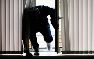 Bakıda EVƏ BASQIN: Qadının pul və qızılını apardılar