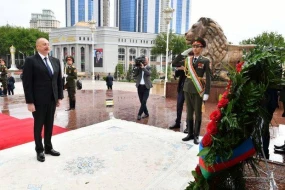 Prezident Düşənbədə İsmoili Somoni abidəsini ziyarət etdi