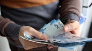 Toyda yığılan 32 mini oğurladı - 3 günə 8 min xərclədi