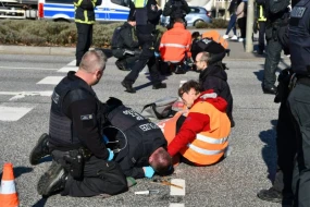 Ekofəallar əllərini asfalta yapışdırdı - Qəribə etiraz