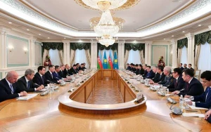 Astanada geniş tərkibdə görüş başladı