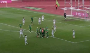 Futbolçular qadın hakimə hücum etdilər - VİDEO
