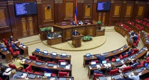 Ermənistan parlamenti iclası yarıda dayandırdı