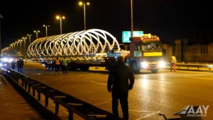 Gecə saatlarında yeni piyada keçidinin aşırım hissəsi quraşdırılıb - VİDEO/FOTO