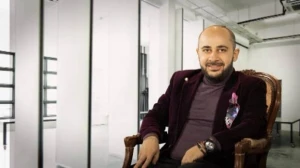 Azərbaycan bayrağını yandıran erməni polisə aparıldı