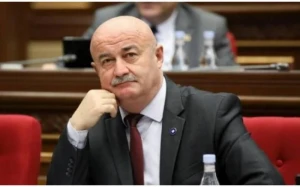 Erməni deputat Azərbaycan bayrağının yandırılmasına görə üzr istədi