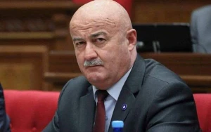 Erməni deputat bayrağa görə üzr istədi, təhqir olundu