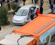 Bakıda zibil daşıyan maşın \"Prius\"la toqquşdu - VİDEO