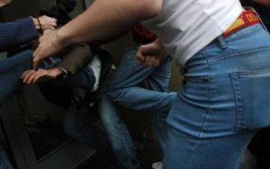 3 universitetin tələbələri arasında dava - Bıçaqlanan var