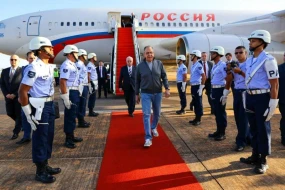 Lavrov xarici səfərə fərqli geyimdə getdi, müzakirəyə səbəb oldu - FOTO