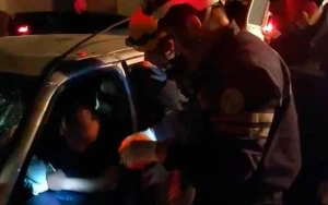 Bakıda avtomobil ağaca çırpıldı, yaralı var - FOTO/VİDEO
