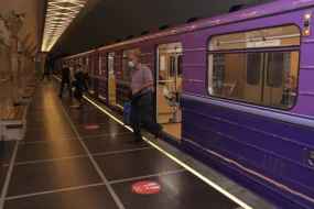 Bakı metrosunda sərnişin stansiya yoluna düşdü - Qatarlar gecikdi