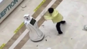 Əsəb böhranı keçirən qadın robotu belə parçaladı – VİDEO