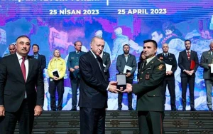 Ərdoğan azərbaycanlı polkovniki mükafatlandırdı - FOTO