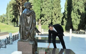Prezident Zərifə Əliyevanın məzarını ziyarət etdi