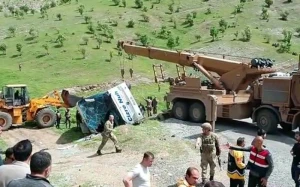 Türkiyədə hərbçiləri daşıyan avtobus aşdı