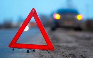 Bakıda avtomobil yol kənarında dayanmış kişi və uşağı vurdu